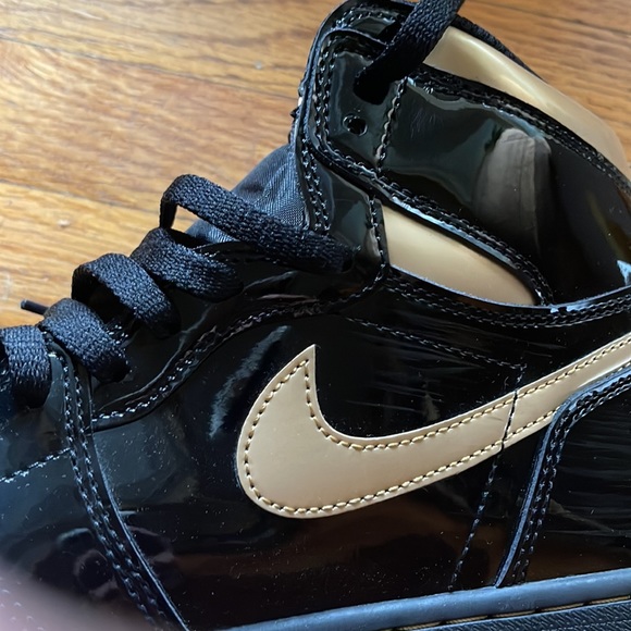 Air Jordan 1 Retro High OG Black Metallic Gold - Picture 4 of 6